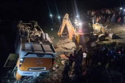 दर्दनाक हादसा, नदी में बस गिरने से 12 लोगों की मौत