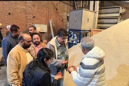 ਡਿਪਟੀ ਕਮਿਸ਼ਨਰ ਵੱਲੋਂ ਮਨੋਹਰ ਫਲੋਰ ਮਿਲ ਦਾ ਨਿਰੀਖਣ, ਰਾਸ਼ਨ ਦੀ ਸੁਚੱਜੀ ਵੰਡ ਦਾ ਨਿਰੀਖਣ ਕਰਨ ਲਈ ਕੀਤਾ ਪਿੰਡ ਚੱਕ ਗੁਰੂ, ਬੰਗਾ ਦਾ ਵੀ ਕੀਤਾ ਦੌਰਾ