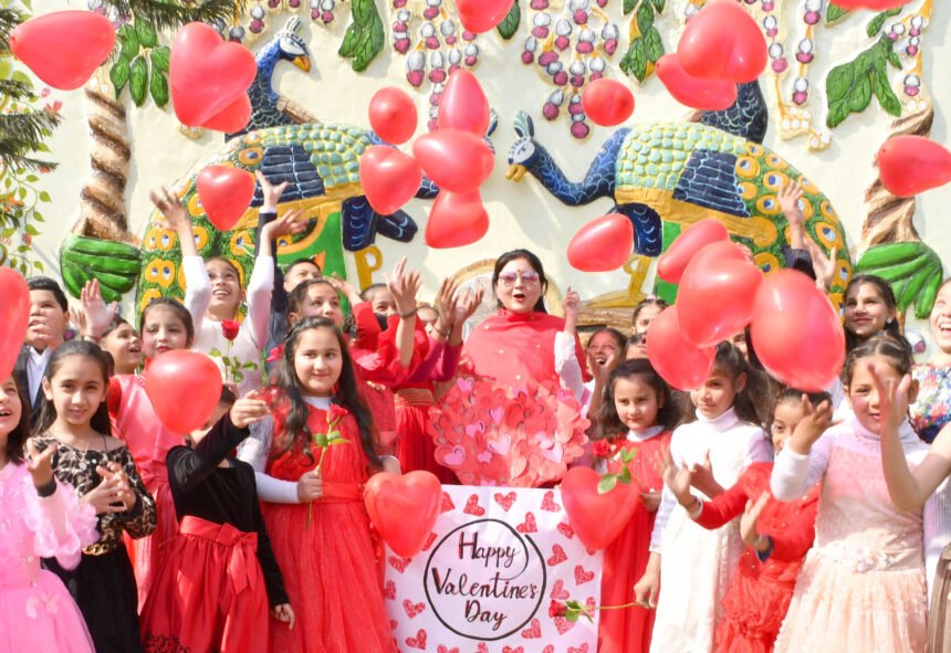 सेंट सोल्जर ग्रुप ऑफ इंस्टीटूशन्स में स्कूल छात्रों के साथ मनाया गया वैलेंटाइन डे सेंट सोल्जर ग्रुप ऑफ इंस्टीटूशन्स में स्कूल छात्रों के साथ मनाया गया वैलेंटाइन डे