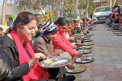 ਜਦੋ ਡਿਪਟੀ ਕਮਿਸ਼ਨਰ ਨੇ ਸਕੂਲ ਦੇ ਵਿਦਿਆਰਥੀਆਂ ਨਾਲ ਬੈਠ ਕੇ ਖਾਧਾ ਮਿਡ ਡੇ ਮੀਲ ਦਾ ਖਾਣਾ