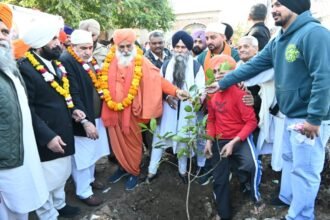 ਰਾਜ ਸਭਾ ਮੈਂਬਰ ਸੰਤ ਸੀਚੇਵਾਲ ਵਲੋਂ ਬੁੱਢਾ ਦਰਿਆ ਦੇ ਨਾਲ-ਨਾਲ ਬੂਟੇ ਲਗਾਉਣ ਦੀ ਮੁਹਿੰਮ ਦਾ ਆਗਾਜ