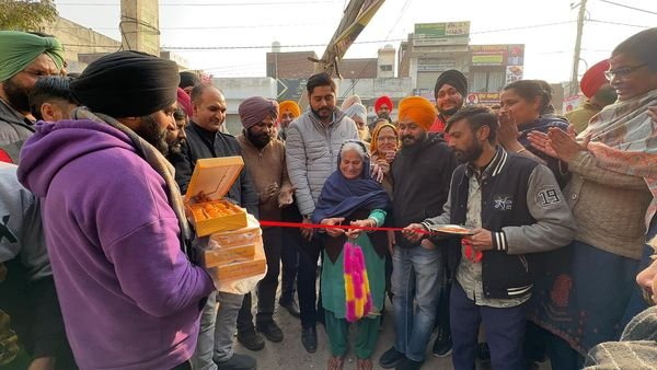 ਵਿਧਾਇਕ ਸ਼ੈਰੀ ਕਲਸੀ ਨੇ ਵਾਰਡ ਨੰਬਰ 16 ਵਿਖੇ ਸੀਵਰੇਜ਼ ਦੀ ਸਮੱਸਿਆ ਦੇ ਨਿਪਟਾਰੇ ਲਈ ਨਵਾਂ ਸੀਵਰੇਜ ਪਾਉਣ ਦਾ ਕੰਮ ਸ਼ੁਰੂ ਕਰਵਾਇਆ