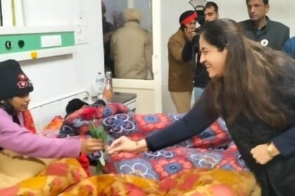 ਡਿਪਟੀ ਕਮਿਸ਼ਨਰ ਨੇ ਸਿਵਲ ਹਸਪਤਾਲ ਪਹੁੰਚ ਕੇ ਮਰੀਜਾਂ ਨੂੰ ਭੇਂਟ ਕੀਤੇ ਗੁੱਲਾਬ ਦੇ ਫੁੱਲ, ਖੁਸ਼ੀ ਦੀ ਨਿਆਮਤ ਵੰਡਣ ਦਾ ਸ਼ਲਾਘਾਯੋਗ ਉਪਰਾਲਾ