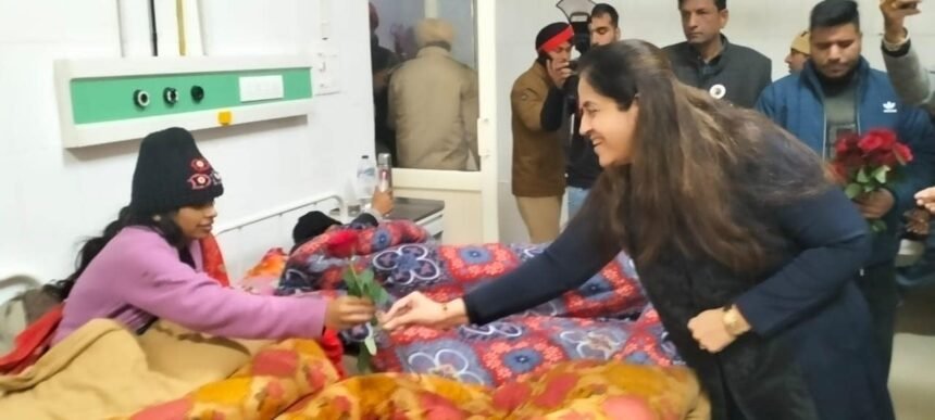 ਡਿਪਟੀ ਕਮਿਸ਼ਨਰ ਨੇ ਸਿਵਲ ਹਸਪਤਾਲ ਪਹੁੰਚ ਕੇ ਮਰੀਜਾਂ ਨੂੰ ਭੇਂਟ ਕੀਤੇ ਗੁੱਲਾਬ ਦੇ ਫੁੱਲ, ਖੁਸ਼ੀ ਦੀ ਨਿਆਮਤ ਵੰਡਣ ਦਾ ਸ਼ਲਾਘਾਯੋਗ ਉਪਰਾਲਾ