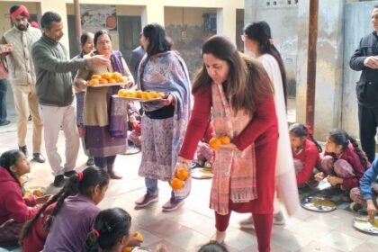 ਮਿਡ ਡੇ ਮੀਲ ਵਿੱਚ ਕਿੰਨੂ ਵੰਡਣ ਦੀ ਹੋਈ ਸ਼ੁਰੂਆਤ, ਡਿਪਟੀ ਕਮਿਸ਼ਨਰ ਨੇ ਖੁਦ ਬੱਚਿਆਂ ਨੂੰ ਵੰਡੇ ਕਿਨੂੰ