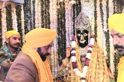 मुख्यमंत्री ने बगलामुखी धाम लुधियाना में माथा टेका लोगों की खुशहाली, शांति और तरक्की के लिए की अरदास