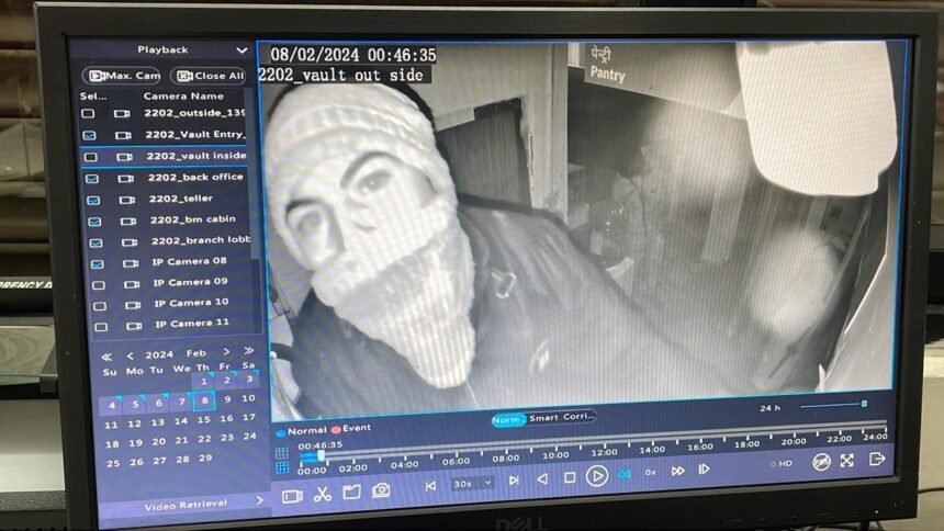 कपूरथला में एक्सिस बैंक की दीवार तोड़कर अज्ञात चोरों द्वारा लाखों रुपए की नगदी चोरी