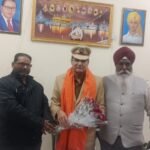 ਡਾ ਪਰਮਜੀਤ ਸਿੰਘ ਉਪ ਪ੍ਰਧਾਨ ਹੋਲੀਫੇਥ  ਆਸ਼ਰਮ ਵੱਲੋਂ ਨਵ ਨਿਯੁਕਤ ਐਸ ਐਚ ਓ ਸੰਜੀਵਨ ਸਿੰਘ ਦਾ ਸਵਾਗਤ ਕੀਤਾ ਗਿਆ