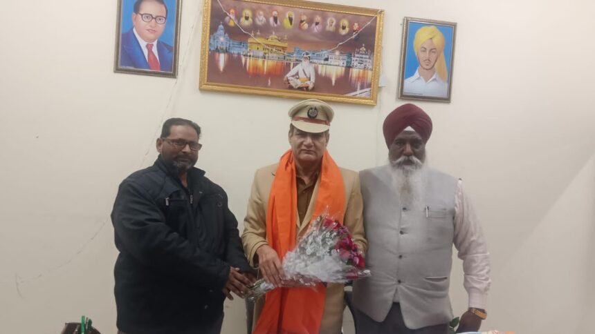 ਡਾ ਪਰਮਜੀਤ ਸਿੰਘ ਉਪ ਪ੍ਰਧਾਨ ਹੋਲੀਫੇਥ  ਆਸ਼ਰਮ ਵੱਲੋਂ ਨਵ ਨਿਯੁਕਤ ਐਸ ਐਚ ਓ ਸੰਜੀਵਨ ਸਿੰਘ ਦਾ ਸਵਾਗਤ ਕੀਤਾ ਗਿਆ