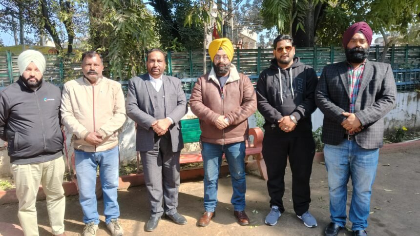 10 ਲੱਖ 77 ਹਜ਼ਾਰ ਦੇ ਕਰੀਬ ਰਾਸ਼ਨ ਕਾਰਡ ਮੁੜ ਬਹਾਲ ਕਰਨ ਤੋਂ ਬਾਅਦ ਕੁਝ ਕਾਂਗਰਸੀ ਕੌਂਸਲਰਾਂ ਤੇ ਪਿੰਡਾਂ ਦੇ ਸਾਬਕਾ ਸਰਪੰਚਾਂ ਵਲੋਂ ਲੋਕਾਂ ਨੂੰ ਪਰੇਸ਼ਾਨ ਕਰਨਾ ਨਿੰਦਣਯੋਗ – ਇੰਡੀਅਨ 10 ਲੱਖ 77 ਹਜ਼ਾਰ ਦੇ ਕਰੀਬ ਰਾਸ਼ਨ ਕਾਰਡ ਮੁੜ ਬਹਾਲ ਕਰਨ ਤੋਂ ਬਾਅਦ ਕੁਝ ਕਾਂਗਰਸੀ ਕੌਂਸਲਰਾਂ ਤੇ ਪਿੰਡਾਂ ਦੇ ਸਾਬਕਾ ਸਰਪੰਚਾਂ ਵਲੋਂ ਲੋਕਾਂ ਨੂੰ ਪਰੇਸ਼ਾਨ ਕਰਨਾ ਨਿੰਦਣਯੋਗ – ਇੰਡੀਅਨ