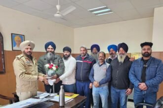 ਭਾਜਪਾ ਆਗੂਆਂ ਨੇ ਨਵ-ਨਿਯੁਕਤ ਐਸਪੀ-ਡੀ ਸਰਬਜੀਤ ਰਾਏ ਨੂੰ ਫੁੱਲਾਂ ਦਾ ਗੁਲਦਸਤਾ ਦੇ ਕੇ ਕੀਤਾ ਸਨਮਾਨਿਤ