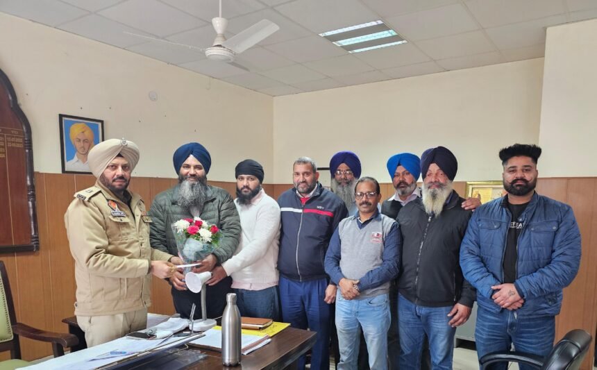 ਭਾਜਪਾ ਆਗੂਆਂ ਨੇ ਨਵ-ਨਿਯੁਕਤ ਐਸਪੀ-ਡੀ ਸਰਬਜੀਤ ਰਾਏ ਨੂੰ ਫੁੱਲਾਂ ਦਾ ਗੁਲਦਸਤਾ ਦੇ ਕੇ ਕੀਤਾ ਸਨਮਾਨਿਤ ਭਾਜਪਾ ਆਗੂਆਂ ਨੇ ਨਵ-ਨਿਯੁਕਤ ਐਸਪੀ-ਡੀ ਸਰਬਜੀਤ ਰਾਏ ਨੂੰ ਫੁੱਲਾਂ ਦਾ ਗੁਲਦਸਤਾ ਦੇ ਕੇ ਕੀਤਾ ਸਨਮਾਨਿਤ