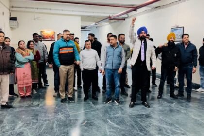 ਡੀ.ਸੀ. ਤਰਨ ਤਾਰਨ ਸ੍ਰੀ ਸੰਦੀਪ ਕੁਮਾਰ ਦੇ ਜਿੱਦੀ ਰਵੱਈਏ ਵਿਰੁੱਧ ਸੂਬਾ ਪੱਧਰੀ ਸੰਘਰਸ਼ ਤਹਿਤ 12 ਫ਼ਰਵਰੀ ਨੂੰ ਸੂਬੇ ਦੇ ਸਾਰੇ ਡੀ.ਸੀ. ਦਫ਼ਤਰਾਂ ਅੰਦਰ ਮੁਕੰਮਲ ਕਲਮਛੋੜ ਹੜਤਾਲ ਰਹੀ।