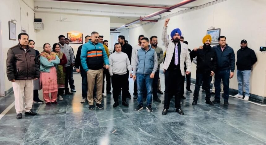 ਡੀ.ਸੀ. ਤਰਨ ਤਾਰਨ ਸ੍ਰੀ ਸੰਦੀਪ ਕੁਮਾਰ ਦੇ ਜਿੱਦੀ ਰਵੱਈਏ ਵਿਰੁੱਧ ਸੂਬਾ ਪੱਧਰੀ ਸੰਘਰਸ਼ ਤਹਿਤ 12 ਫ਼ਰਵਰੀ ਨੂੰ ਸੂਬੇ ਦੇ ਸਾਰੇ ਡੀ.ਸੀ. ਦਫ਼ਤਰਾਂ ਅੰਦਰ ਮੁਕੰਮਲ ਕਲਮਛੋੜ ਹੜਤਾਲ ਰਹੀ।