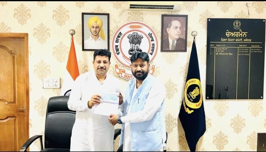 जिला योजना बोर्ड चेयरमैन अमृतपाल सिंह ने सेंट्रल हलके की स्ट्रीट लाइटों के लिए जारी किए 10 लाख रुपए जिला योजना बोर्ड चेयरमैन अमृतपाल सिंह ने सेंट्रल हलके की स्ट्रीट लाइटों के लिए जारी किए 10 लाख रुपए