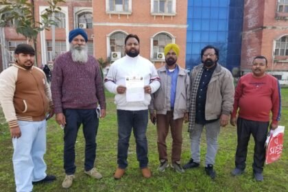 ਐਸ.ਐਸ.ਪੀ. ਕਪੂਰਥਲਾ ਨੂੰ ਮੰਗ ਪੱਤਰ ਦੇਣ ਜਾਂਦੇ ਪਰਮਜੀਤ ਸਿੰਘ ਔਜਲਾ ਅਤੇ ਹੋਰ