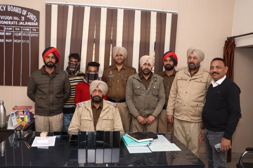 ਕਮਿਸ਼ਨਰੇਟ ਪੁਲਿਸ ਨੇ ਦੋ ਸਨੈਚਰਾਂ ਨੂੰ ਕੀਤਾ ਕਾਬੂ ਕਰਕੇ ਉਨ੍ਹਾਂ ਕੋਲੋਂ ਪੰਜ ਮੋਬਾਈਲ ਫ਼ੋਨ, ਇੱਕ ਮੋਟਰ ਸਾਈਕਲ ਅਤੇ ਇੱਕ ਤੇਜ਼ਧਾਰ ਹਥਿਆਰ ਬਰਾਮਦ