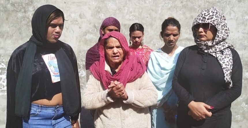 ਜਸਪਾਲ ਮਹੰਤ ਉਰਫ ਰੋਕਸੀ ਨੇ ਆਪਣੇ ਮਹੰਤ ਸਾਥੀਆਂ ਨੂੰ ਨਾਲ ਲੈਕੇ ਪ੍ਰੈਸ ਕਾਨਫਰੰਸ ਕੀਤੀ, ਲਗਾਇਆ ਧੱਕੇਸ਼ਾਹੀ ਦਾ ਆਰੋਪ