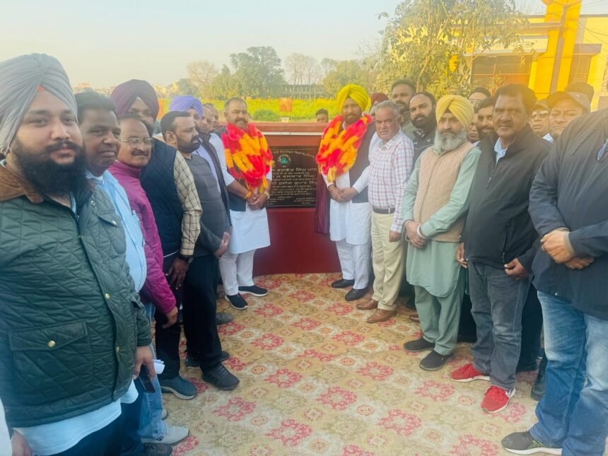 कैबिनेट मंत्री व सांसद ने 2.58 करोड़ रुपये के विकास प्रोजैक्टों के नींव पत्थर रखे