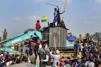 शंभू और खनौरी बॉर्डर पर टकराव, 23 किसान घायल, एक नौजवान की मौत