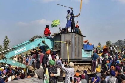 शंभू और खनौरी बॉर्डर पर टकराव, 23 किसान घायल, एक नौजवान की मौत