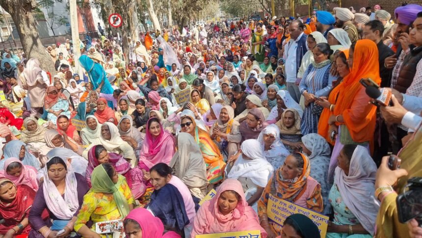 ਇਸਤਰੀ ਅਕਾਲੀ ਦਲ ਵੱਲੋਂ ਆਪ ਸਰਕਾਰ ਦੇ ਖਿਲਾਫ ਡੀਸੀ ਦਫਤਰ ਬਠਿੰਡਾ ਮੂਹਰੇ ਦਿੱਤਾ ਗਿਆ ਵਿਸ਼ਾਲ ਧਰਨਾ