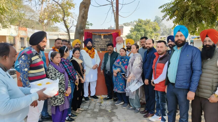 ਚੇਅਰਮੈਨ ਇੰਡੀਅਨ ਨੇ ਤਿੰਨ ਲੱਖ ਦੀ ਲਾਗਤ ਨਾਲ ਬਣਨ ਵਾਲੀ ਪਬਲਿਕ ਬਾਥਰੂਮ ਦੇ ਕੰਮਾਂ ਦਾ ਰੱਖਿਆ ਨੀਹ ਪੱਥਰ