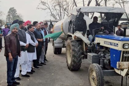 सांसद सुशील रिंकू ने 93 लाख रुपये के 26 पानी के टैंकर नगर पालिकाओं को सौंपे