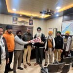 ਭੁੱਲਥ ਦੇ ਨਵ-ਨਿਯੁਕਤ ਡੀਐਸਪੀ ਸੁਰਿੰਦਰ ਪਾਲ ਨੂੰ ਆਮ ਆਦਮੀ ਪਾਰਟੀ ਕਿਸਾਨ ਵਿੰਗ ਦੇ ਪ੍ਰਧਾਨ ਸਾਹੀ ਨੇ ਫੁੱਲਾਂ ਦੇ ਗੁਲਦਸਤੇ ਦੇ ਕੇ ਕੀਤਾ ਸਵਾਗਤ
