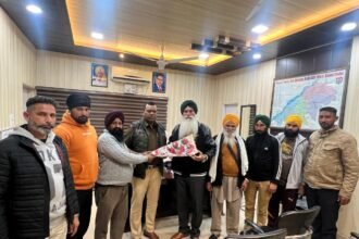 ਭੁੱਲਥ ਦੇ ਨਵ-ਨਿਯੁਕਤ ਡੀਐਸਪੀ ਸੁਰਿੰਦਰ ਪਾਲ ਨੂੰ ਆਮ ਆਦਮੀ ਪਾਰਟੀ ਕਿਸਾਨ ਵਿੰਗ ਦੇ ਪ੍ਰਧਾਨ ਸਾਹੀ ਨੇ ਫੁੱਲਾਂ ਦੇ ਗੁਲਦਸਤੇ ਦੇ ਕੇ ਕੀਤਾ ਸਵਾਗਤ