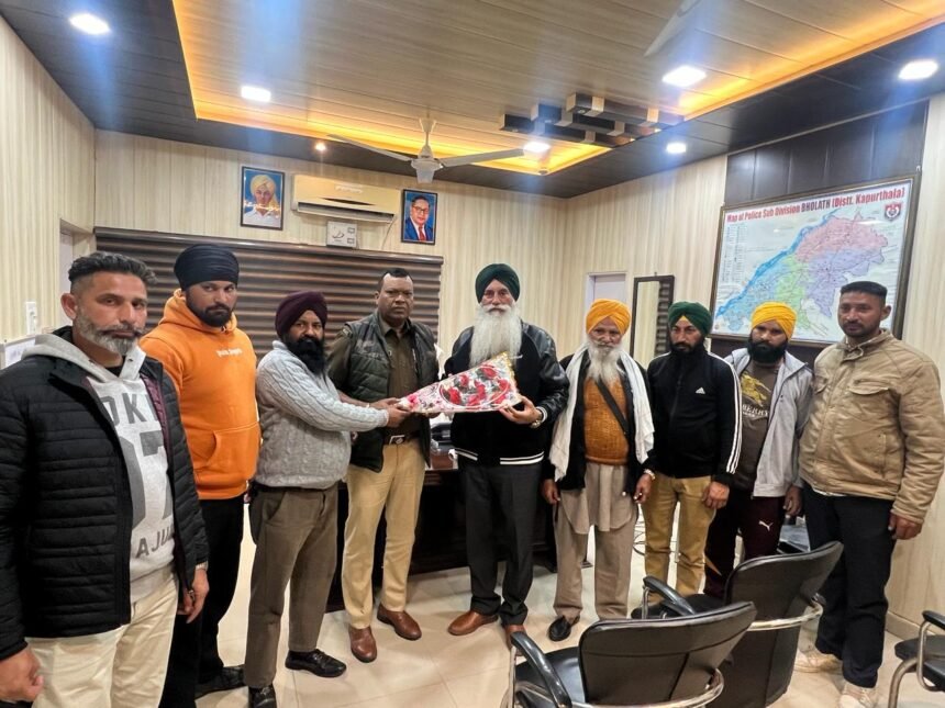 ਭੁੱਲਥ ਦੇ ਨਵ-ਨਿਯੁਕਤ ਡੀਐਸਪੀ ਸੁਰਿੰਦਰ ਪਾਲ ਨੂੰ ਆਮ ਆਦਮੀ ਪਾਰਟੀ ਕਿਸਾਨ ਵਿੰਗ ਦੇ ਪ੍ਰਧਾਨ ਸਾਹੀ ਨੇ ਫੁੱਲਾਂ ਦੇ ਗੁਲਦਸਤੇ ਦੇ ਕੇ ਕੀਤਾ ਸਵਾਗਤ