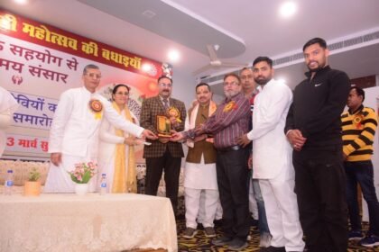 ਨਰੇਸ਼ ਪੰਡਿਤ ਨੂੰ ਸਮਾਜ ਸੇਵਾ ਵਿੱਚ ਬਿਹਤਰ ਯੋਗਦਾਨ ਲਈ ਕੀਤਾ ਗਿਆ ਸਨਮਾਨਿਤ