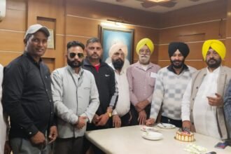 ਆਮ ਆਦਮੀ ਪਾਰਟੀ ਦੀ ਸਰਕਾਰ ਨੂੰ ਦੋ ਸਾਲ ਪੂਰੇ ਹੋਣ ਤੇ ਹਲਕਾ ਇੰਚਾਰਜ ਗੁਰਸ਼ਰਨ ਸਿੰਘ ਕਪੂਰ ਅਤੇ ‘ਆਪ’ ਦੇ ਸੀਨੀਅਰ ਆਗੂ ਪਰਵਿੰਦਰ ਸਿੰਘ ਢੋਟ ਤੇ ਜ਼ਿਲ੍ਹਾ ਵਪਾਰ ਮੰਡਲ ਦੇ ਪ੍ਰਧਾਨ ਕੰਵਰ ਇਕਬਾਲ ਨੇ ਸਮੂਹ ਪੰਜਾਬੀਆਂ ਨੂੰ ਵਧਾਈ ਦਿੱਤੀ