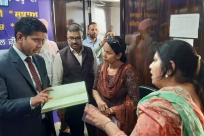 ਡਿਪਟੀ ਕਮਿਸ਼ਨਰ ਵੱਲੋਂ ਜ਼ਿਲ੍ਹਾ ਪ੍ਰਬੰਧਕੀ ਕੰਪਲੈਕਸ ’ਚ ਵੱਖ-ਵੱਖ ਦਫ਼ਤਰਾਂ ਤੇ ਬਰਾਂਚਾ ਦਾ ਦੌਰਾ