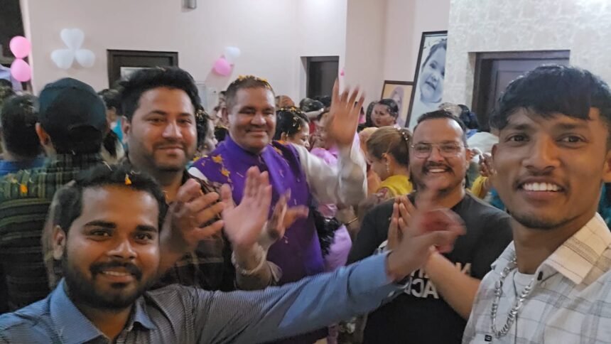 ਭਾਜਪਾ ਨੇ ਫੁੱਲਾਂ ਦੀ ਵਰਖਾ ਕਰਕੇ ਮਨਾਇਆ ਹੋਲੀ ਦਾ ਤਿਉਹਾਰ,ਯੂਥ ਵਰਕਰਾਂ ਨੇ ਵੀ ਪਾਇਆ ਭੰਗੜਾ