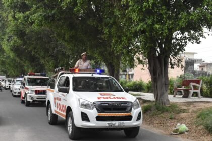 लोकसभा चुनाव-2024 के मद्देनज़र सुरक्षा बलों ने शहरी क्षेत्रों में निकाला फ्लैग मार्च