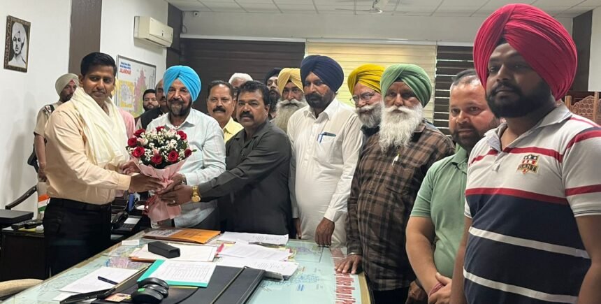 ਨੰਬਰਦਾਰ ਯੂਨੀਅਨ ਪੰਜਾਬ ਨੇ ਕੀਤਾ ਨਵੇਂ ਆਏ ਜਲੰਧਰ ਦੇ ਡਿਪਟੀ ਕਮਿਸ਼ਨਰ ਹਿਮਾਂਸ਼ੂ ਅਗਰਵਾਲ ਦਾ ਫੁੱਲਾਂ ਦੇ ਬੁੱਕੇ ਦੇ ਕੇ ਸਵਾਗਤ