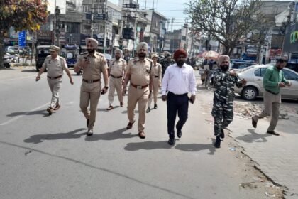 लोकसभा चुनावों के मद्देनज़र पुलिस और सुरक्षा बलों ने करतारपुर और जालंधर शहर में निकाला फ्लैग मार्च