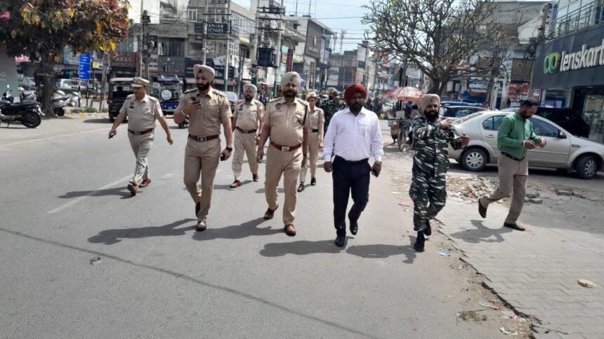 लोकसभा चुनावों के मद्देनज़र पुलिस और सुरक्षा बलों ने करतारपुर और जालंधर शहर में निकाला फ्लैग मार्च