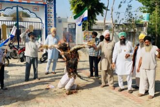 ਕੇਂਦਰ ਸਰਕਾਰ ਵੱਲੋਂ ਮੰਡੀਆਂ ਨੂੰ ਨਿੱਜੀ ਕੰਪਨੀਆਂ ਦੇ ਹਵਾਲੇ ਕਰਨ ਦੇ ਵਿਰੋਧ ਵਿਚ ਕਿਸਾਨ ਮਜ਼ਦੂਰ ਸੰਘਰਸ਼ ਕਮੇਟੀ ਨੇ ਫੂਕੇ ਕੇਂਦਰ ਸਰਕਾਰ ਦੇ ਪੁਤਲੇ