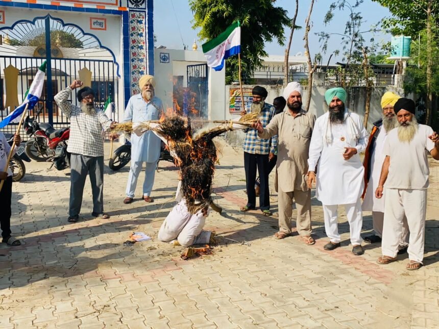 ਕੇਂਦਰ ਸਰਕਾਰ ਵੱਲੋਂ ਮੰਡੀਆਂ ਨੂੰ ਨਿੱਜੀ ਕੰਪਨੀਆਂ ਦੇ ਹਵਾਲੇ ਕਰਨ ਦੇ ਵਿਰੋਧ ਵਿਚ ਕਿਸਾਨ ਮਜ਼ਦੂਰ ਸੰਘਰਸ਼ ਕਮੇਟੀ ਨੇ ਫੂਕੇ ਕੇਂਦਰ ਸਰਕਾਰ ਦੇ ਪੁਤਲੇ