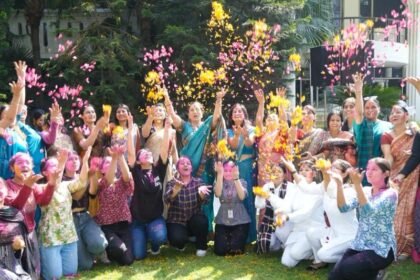 केएमवी द्वारा मनाई गई इको फ्रेंडली होली, रंग-बिरंगे फूलों के साथ मनाया गया त्यौहार