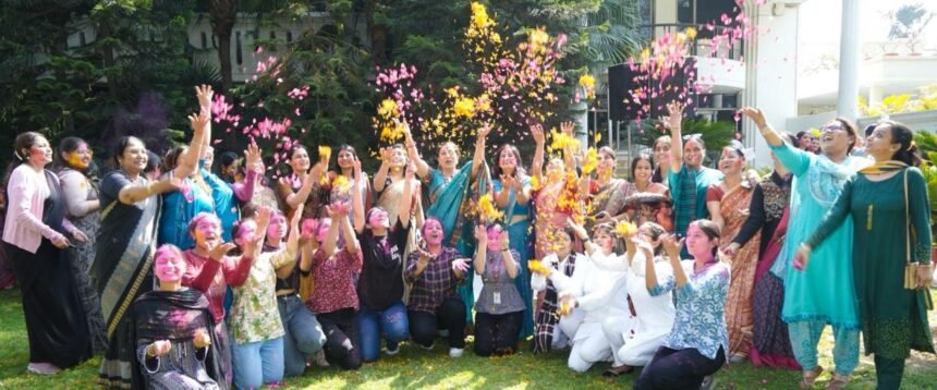 केएमवी द्वारा मनाई गई इको फ्रेंडली होली, रंग-बिरंगे फूलों के साथ मनाया गया त्यौहार