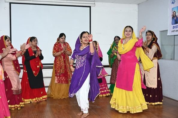 ਪ੍ਰਸ਼ਾਸ਼ਨ ਵੱਲੋਂ ਪੋਲ ਫ਼ੀਸਦੀ ਵਧਾਉਣ ਲਈ ਵਿਲੱਖਣ ”ਵੋਮੈਨ ਵੋਟਰ ਮਿਲਣੀ” ਪ੍ਰੋਗਰਾਮ ਆਯੋਜਿਤ -ਮਹਿਲਾ ਵੋਟਰਾਂ ਨੇ ਬੋਲੀਆਂ ਜਰੀਏ ਵੋਟ ਪਾਉਣ ਦਾ ਫੈਲਾਇਆ ਸੰਦੇਸ਼