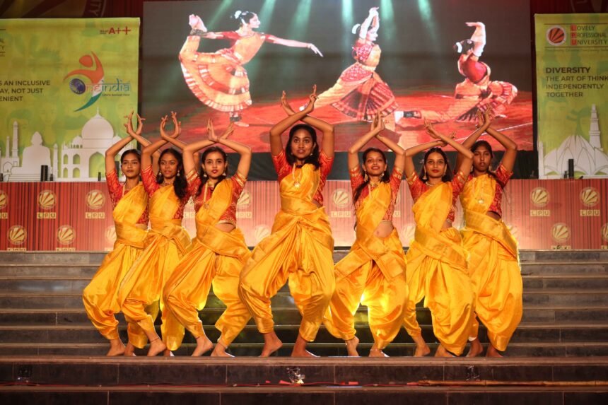 एलपीयू के स्कूल ऑफ लिबरल एंड क्रिएटिव आर्ट्स ने ‘वन इंडिया-2024’ फैस्ट की चैंपियनशिप ट्रॉफी जीती