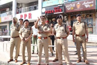 सीपी के नेतृत्व में जालंधर कमिश्नरेट पुलिस ने शहर में फ्लैग मार्च निकाला