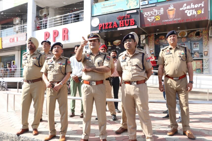 सीपी के नेतृत्व में जालंधर कमिश्नरेट पुलिस ने शहर में फ्लैग मार्च निकाला सीपी के नेतृत्व में जालंधर कमिश्नरेट पुलिस ने शहर में फ्लैग मार्च निकाला