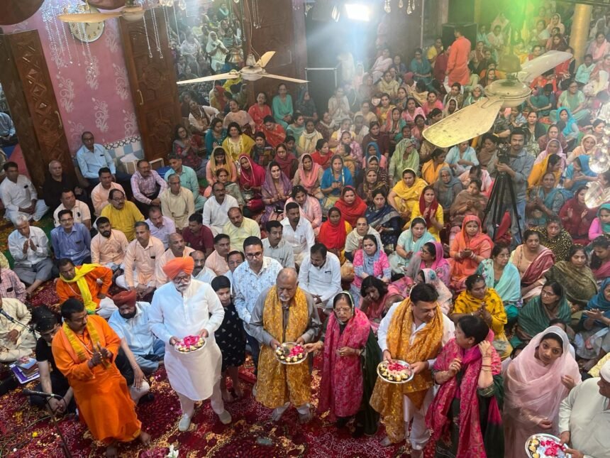 ਸਤਿਨਰਾਇਣ ਮੰਦਿਰ ਚ ਕਰਵਾਈ ਜਾ ਰਹੀ ਸ਼੍ਰੀਮਦ ਦੇਵੀ ਭਾਗਵਤ ਕਥਾ ਵਿੱਚ ਆਸ਼ੀਰਵਾਦ ਲੈਣ ਪਹੁੰਚੇ ਵਿਧਾਇਕ ਰਾਣਾ ਗੁਰਜੀਤ ਸਿੰਘ