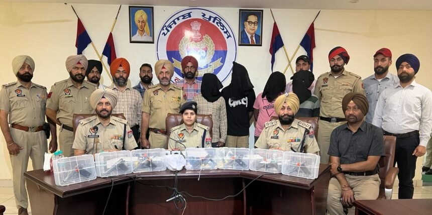 ਨਾਜਾਇਜ਼ ਹਥਿਆਰ ਤੇ ਹੈਰੋਇਨ ਸਪਲਾਈ ਕਰਨ ਵਾਲੇ 4 ਵਿਅਕਤੀਆਂ ਨੂੰ 32 ਬੋਰ ਦੇ 6 ਪਿਸਤੌਲ, ਇੱਕ ਦੇਸੀ ਪਿਸਤੌਲ ਅਤੇ 300 ਗ੍ਰਾਮ ਹੈਰੋਇਨ ਸਮੇਤ ਪੁਲਿਸ ਨੇ ਕੀਤਾ ਗ੍ਰਿਫ਼ਤਾਰ