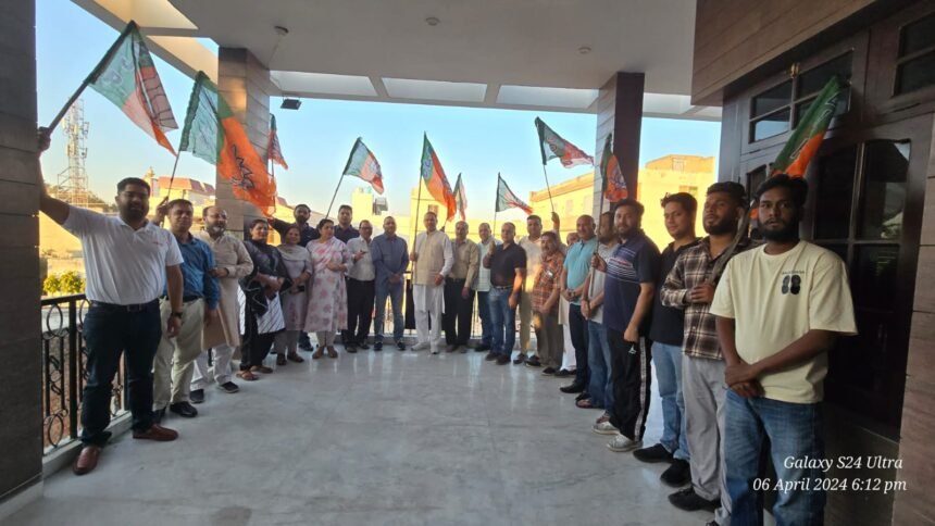 ਭਾਜਪਾ ਵਰਕਰਾਂ ਨੇ ਪਾਰਟੀ ਦੇ ਝੰਡੇ ਲਹਿਰਾ ਕੇ ਮਨਾਇਆ ਸਥਾਪਨਾ ਦਿਵਸ